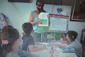 Algunos estudiantes deben ir a casa de los profesores a ver clases, ante la carencia o dificultades sin internet. En la foto alu