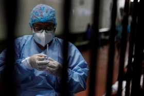 Una enfermera prepara una vacuna contra la covid-19.