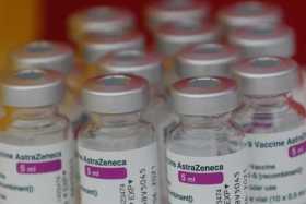 Viales de la vacuna AstraZeneca, ayer durante la vacunación del personal de la comunidad educativa valenciana de entre 18 y 55 a