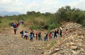 Ciudadanos venezolanos ingresan a Colombia a través de pasos irregulares.