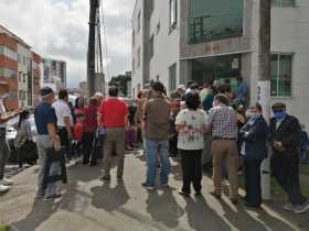 Filas e indignación en la Clínica Versalles para vacunación contra la covid-19