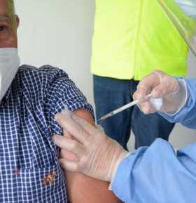 Mayores de 80 años sin cita para vacunarse en Manizales, podrán hacerlo mediante pico y cédula desde mañana