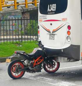 Un lesionado en choque de moto contra colectivo en el Intercambiador vial de La Carola