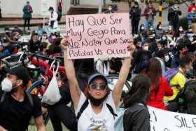 Estudiantes se suman a los manifestantes que marchan por las calles, durante una nueva jornada de protestas ayer en Bogotá.