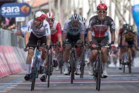 El ciclista australiano Caleb Ewan (rojo) del equipo Lotto-Soudal gana la quinta etapa de la 104a carrera ciclista del Giro de I