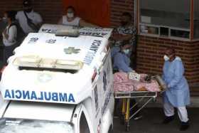 Personal sanitario transporta un paciente en el Hospital General de Medellín