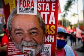 Manifestantes, con imágenes del ex presidente de Brasil Luis Inácio Lula da Silva, celebran el 1 de mayo protestando en contra d