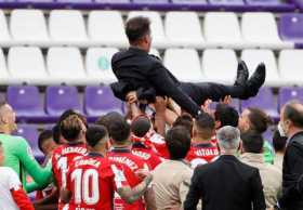 Los jugadores del Atlético de Madrid levantan a su entrenador, Diego Simeone, al conseguir el título tras ganar al Real Valladol