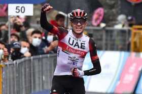 El ciclista estadounidense Joe Dombrowski del UAE Team Emirates celebra su victoria en la cuarta etapa del 104 Giro de Italia. 