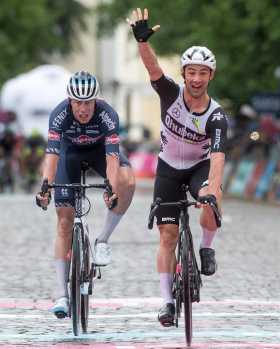 El ciclista belga Victor Campenaerts, del Team Qhubeka Assos, celebra mientras cruza la línea de meta para ganar la etapa 15 del