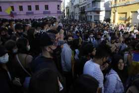 Cantos, bailes y arengas motivaron ayer las protestas pacíficas en la Plaza de Bolívar y la Alcaldía. Asistieron unas 1.500 pers