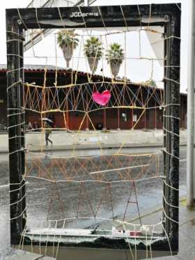 Este eucol (pieza publicitaria) fue destruido durante las marchas y unos manifestantes dejaron este corazón entre el tejido. El 