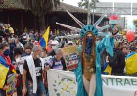 Este manifestante lució el traje de la libertad para resaltar la lucha del pueblo.