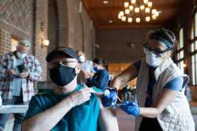Estados Unidos recibe a miles de personas que llegan atraídos por las facilidades para aplicarse la vacuna contra el coronavirus