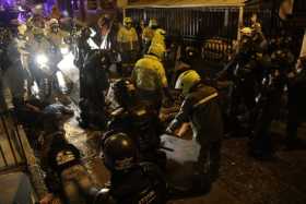 16 jóvenes fueron aprehendidos ayer en Fátima. Un colectivo de Gran Caldas con pasajeros fue impactado por un gas lacrimógeno.