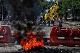 Fotografía fechada el 05 de mayo de 2021 que muestra a un grupo de manifestantes que bloquea una vía durante una protesta realiz