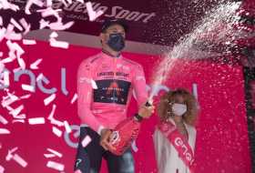 El italiano Filippo Ganna se enfunda la primera maglia rosa del Giro de Italia 