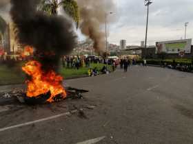 Manifestantes bloquean glorieta de la Terminal de Transporte de Manizales