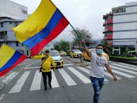 Taxistas y volqueteros se movilizan en Manizales