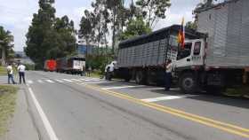 Camioneros protestan en la vía Manizales-Bogotá