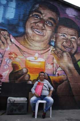 Luz Stella Ruiz, en su mural en la manzana Curuba.