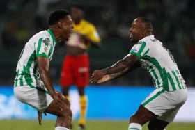 Nelson Palacio (i) de Nacional celebra el primer con Dorlan Pabon, en el partido de ida de la final de la Copa Colombia entre At