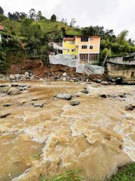 Con las fuertes lluvías el Río Chinchiná aumenta su cauce. 