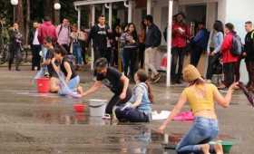 Foto | Archivo U. de Caldas | LA PATRIA  Campaña performativa El tendedero del acoso, realizada en marzo del 2019. Estudiantes n
