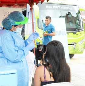 Fotos I Freddy Arango I LA PATRIA  El bus vacunador llega a los barrios como estrategia de la Alcaldía con apoyo de Chec grupo E
