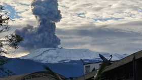 El Volcán Nevado del Ruiz dejó ver ayer su actividad