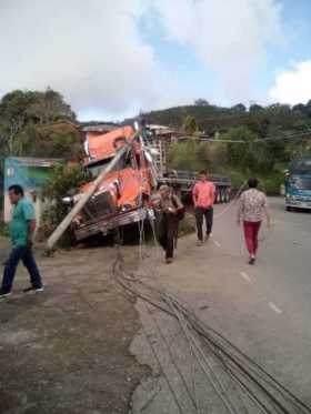 Accidente en el Alto de la Cruz, Fresno (Tolima).