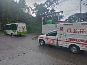 Moto y bus chocaron en la entrada a Puertas del Sol (Manizales)