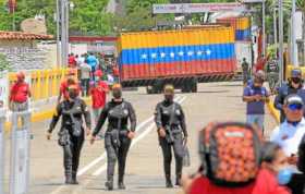 Estos contenedores que impedían el paso fronterizo entre Colombia y Venezuela fueron retirados del puente Simón Bolívar. 