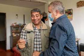 Foto | EFE | LA PATRIA   Óscar Enrique Soto, un venezolano de 49 años, recibió ayer de manos del presidente, Iván Duque, la prim