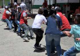 Para los jóvenes y niños hubo recreación con juegos tradicionales.