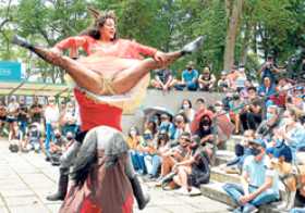 En la Torre de El Cable la compañía francesa conquistó al público con sus acrobacias e incluso lo involucró. 