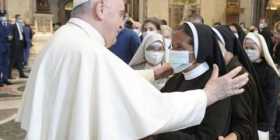 El papa saluda a la monja colombiana liberada en Malí