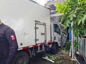 Furgón se salió de la vía y chocó contra una casa en La Dorada (Caldas)