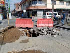 La calle en la esquina de la Emao de Chinchiná estuvo por varios días cerrada debido al hundimiento de la calzada, por un daño e