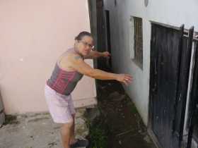 María Elena Valencia muestra por dónde ingresan las aguas lluvias a su vivienda. Cinco residencias del sector del barrio Obrero 