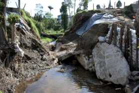 Después de las fuertes lluvias, el puente vehicular de la calle 11 entre carreras 3.ª y 4.ª de San Félix se cayó. Los habitantes