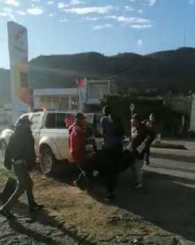 Al hincha lo llevaron en patrulla, pero murió. Foto tomada de video