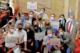 Foto | EFE | LA PATRIA   Un grupo de representantes a la Cámara sostiene carteles durante el debate de moción de censura contra 