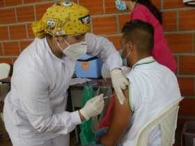 Alumnos del grado 11, de la Institución Educativa Santo Domingo Savio (Chinchiná), recibieron positivos el grupo vacunador contr