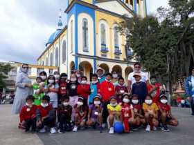 La comunidad posó para la foto en su visita a Aranzazu.