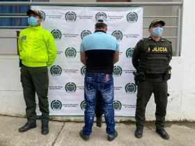 Foto | Cortesía Policía | LA PATRIA  Momento de la captura a alias Roña en la finca El Dorado, vereda Palma Alta, en Pácora