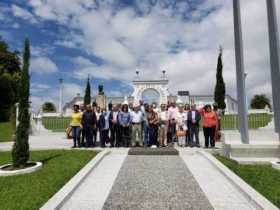 Miembros de la Academia Caldense de Historia en su visita a Circasia y al Cementerio Libre.