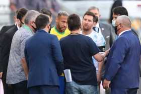 Neymar (c-i) de Brasil y Lionel Messi (c-d) de Argentina hablan con funcionarios de salud brasileños