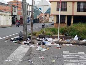 Arrojar basuras en la vía pública está prohibido. Pese a las campañas de sensibilización, habitantes del casco urbano de Chinchi