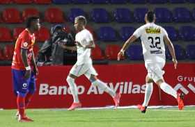 Marcelino Carreazo (c) celebra el gol con el que el Once Caldas volvió a ganar en la Liga. 